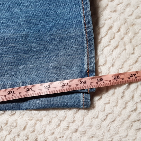 Distressed Cropped Jeans - Picture 7 of 8